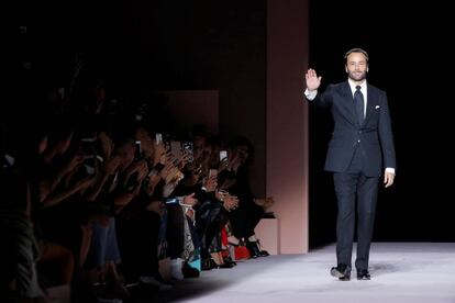 El diseñador Tom Ford recibe el aplauso al finalizar su desfile con su propuesta para la próxima primavera.