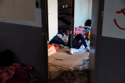 Los adolescentes duermen en el suelo sobre cajas de cartón. Muchos de ellos sufren de falta de sueño y diversos dolores de espalda, dolor de cuello o dolores de cabeza debido a las malas condiciones de vida. Las autoridades francesas no les reconocen la minoría de edad y muchos de ellos recurren a los tribunales para obtener tal condición, que les daría el amparo de los servicios sociales.
