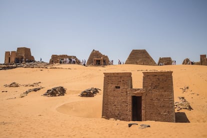 Sudán cuenta con más 200 pirámides, una cifra más elevada de las que se encuentran en Egipto. Sin embargo, apenas un par de millares de turistas extranjeros acuden cada año a visitar el sitio arqueológico de Meroe, el más emblemático del país.