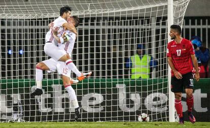 Nolito celebra el segundo gol junto a Sergio Ramos.