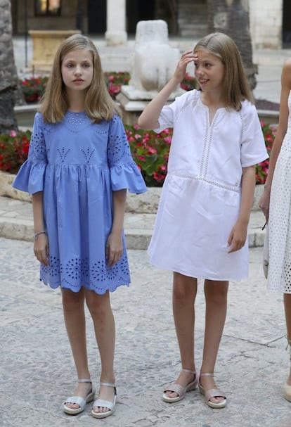  La princesa Leonor y la infanta Sofía, posan esta tarde en el Palacio de la Almudaina.