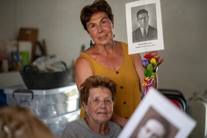 Carmen Carreras Béjar, secretaria de la ACVSSR, y Benita Navacerrada, símbolo de la reivindicación de la memoria histórica.