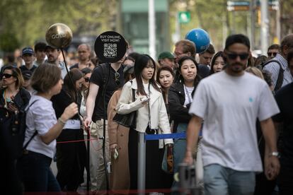 Turistas haciendo cola frente a la Casa Battlo en el Paseo de Gracia, durante la Semana Santa de 2023.