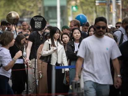 Turistas haciendo cola frente a la Casa Battlo en el Paseo de Gracia, durante la Semana Santa de 2023.