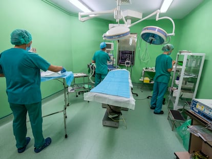 Personal sanitario prepara uno de los quirófanos de la Clínica Isadora, un centro privado que practica interrupciones del embarazo, en Madrid.