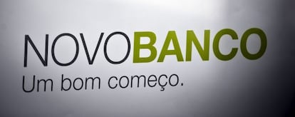 Logo del Banco Esp&iacute;rito Santo tras la transformaci&oacute;n en Novo Banco, en una oficina de Lisboa (Portugal). 