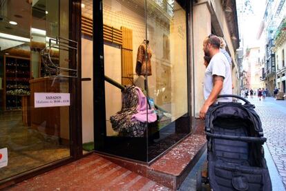 Una familia observa un escaparate en un comercio del Casco Viejo de Bilbao.