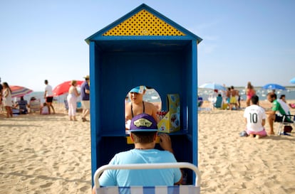 Los niños elaboran con cajas de cartón y mesas plegables pequeñas casetillas de apuestas donde admiten hasta dos euros por intentar adivinar los caballos que cruzarán primero la línea.