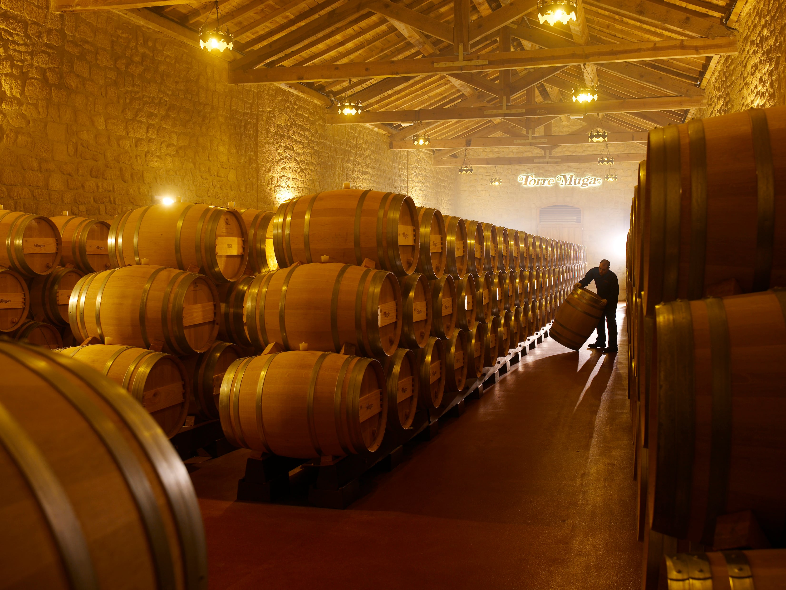 Del bosque francés a La Rioja: el proceso artesanal de Bodegas Muga para fabricar sus propias barricas y depósitos