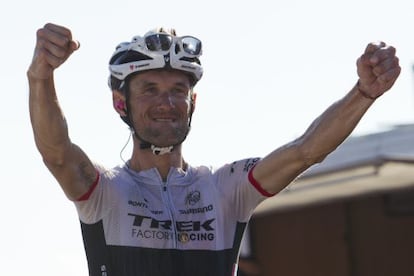 Franck Schleck cruza victorioso la meta en Quir&oacute;s.