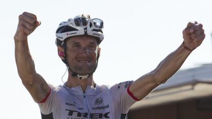 Franck Schleck cruza victorioso la meta en Quirós.