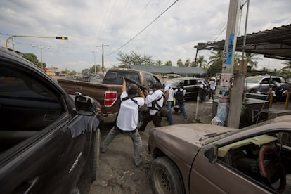Tiroteo entre un grupo de autodefensa y miembros del cártel los Caballeros Templarios en Nueva Italia, México, 12 de enero de 2013.