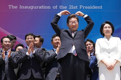El nuevo presidente surcoreano, Lee Jae-myung, y su esposa, Kim Hea Kyung, se marchan tras la ceremonia de investidura en la Asamblea Nacional en Seúl, este miércoles.