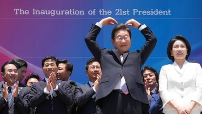 El nuevo presidente surcoreano, Lee Jae-myung, y su esposa, Kim Hea Kyung, se marchan tras la ceremonia de investidura en la Asamblea Nacional en Seúl, este miércoles.