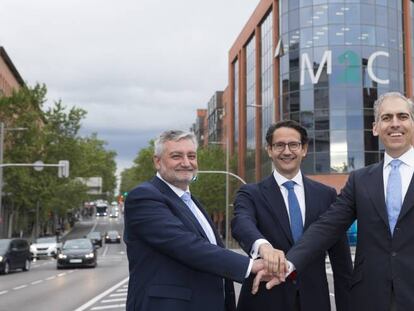 José Luis Manzanares, CEO de Ayesa (centro) con Germán García Llamazares y Javier De Miguel, fundadores de M2C.