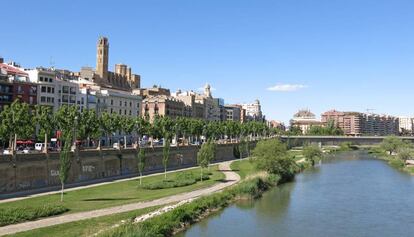 Paseo del río Segre en Lleida, Cataluña. |