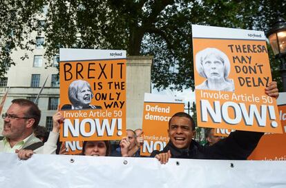 Manifestantes a favor del 'Brexit' solicitan a Theresa May la salida de la UE lo antes posible.