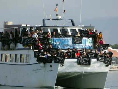 Ecologistas a bordo de un en el puerto de Castell&oacute;n para protestar contra las prospecciones.