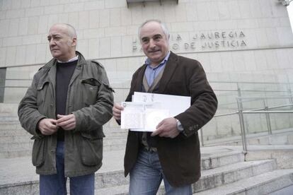 Martin Garitano y el director de Hacienda de Gipuzkoa, Xabier Olano, ante los juzgados de San Sebastián.