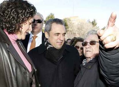 La ministra de Vivienda, María Antonia Trujillo, y Rafael Simancas (centro) charlan con un vecino de Usera.