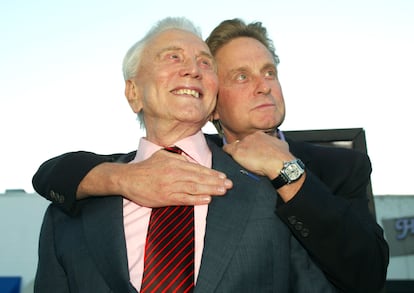 Kirk Douglas y Michael Douglas en 2003.