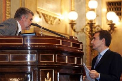 José Luis Rodríguez Zapatero se dirige al presidente del Congreso, Manuel Marín en el pleno de ayer.