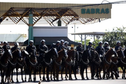 Polícia cerca distribuidora de combustíveis da Petrobras nesta quinta-feira. Em protesto contra a alta do preço do diesel, caminhoneiros bloqueiam rodovias e, consequentemente, o abastecimento de distribuidoras, em vários Estados do Brasil.