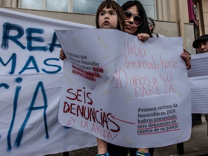 Un grupo de mujeres protesta para exigir el fin de la violencia machista, en Santiago (Chile).