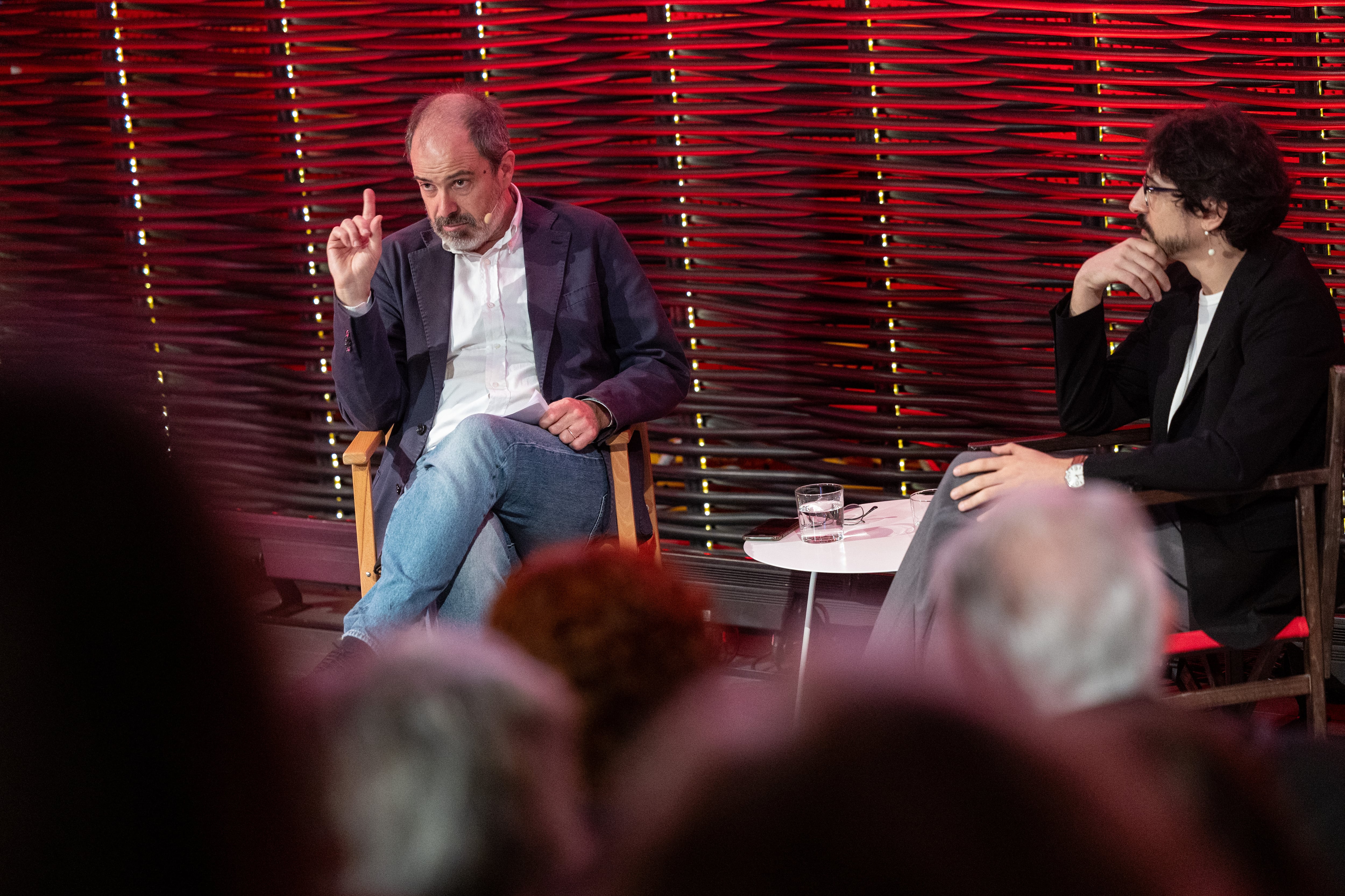 Los dos periodistas, durante la charla. 