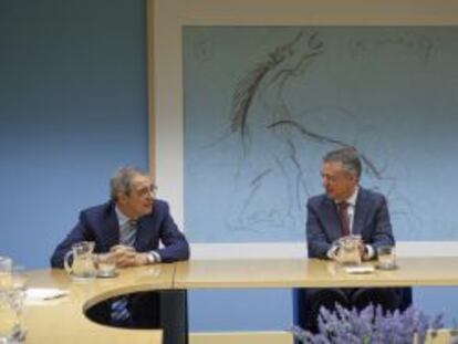 Cesar Alierta (izquierda) durante la reunión con Iñigo Urkullu.