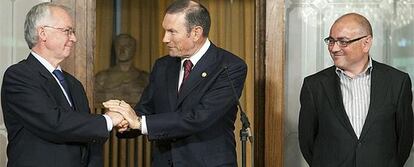 El 'lehendakari' saluda a Joseba Azkarraga (EA) en presencia de Javier Madrazo (EB)
