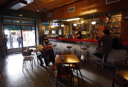 Interior del bar Benteveo.