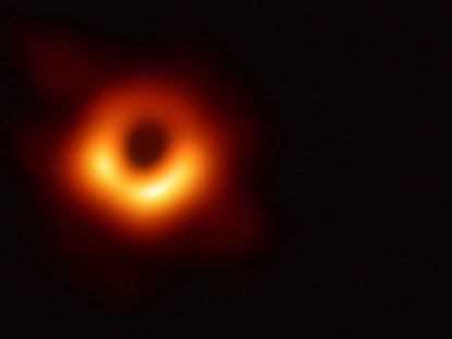 Fotografía facilitada por el CSIC de la primera imagen obtenida de un agujero negro.