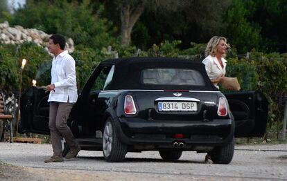 Manuel Valls y Susana Gallardo, a su llegada a la fiesta antes de su boda.