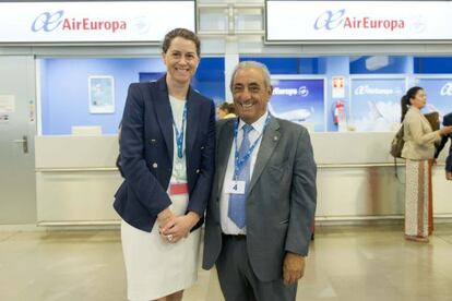La directora del Aeropuerto de Madrid-Barajas, Elena Mayoral, y el presidente de Air Europa, Juan José Hidalgo.