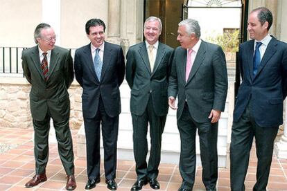 Josep Piqué, Jaume Matas, Ramón Luis Valcárcel, Javier Arenas y Francisco Camps, ayer en Murcia.