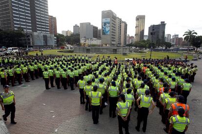 Policías se mantienen en guardia durante la manifestación a favor del referéndum.