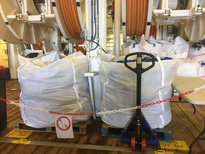 Cargamento de bolsas con ropa y comida de Médicos Sin Fronteras para los migrantes rescatados en el mar.