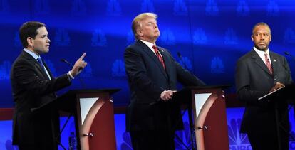 Os candidatos do partido Republicano Marco Rubio (esq.), Donald Trump e Ben Carson, durante o debate da CNBC esta semana.