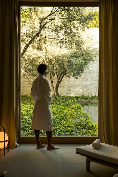 Zona de relax en el Santuario Wellness & Spa Abadía Retuerta, en Valladolid, un complejo que ofrece retiros masculinos y programas para paliar el estrés crónico.