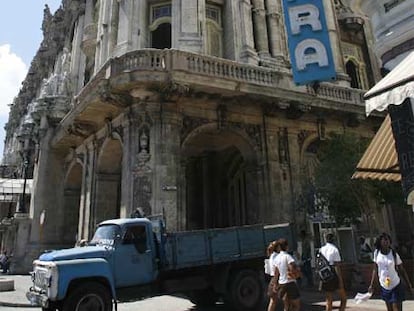 Fachada del hotel Inglaterra en La Habana en 2006.