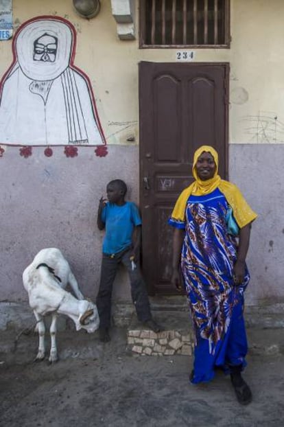 Fary Diagne posa en la puerta de la casa de sus padres, en el barrio de pescadores de Saint Louis, en Senegal.