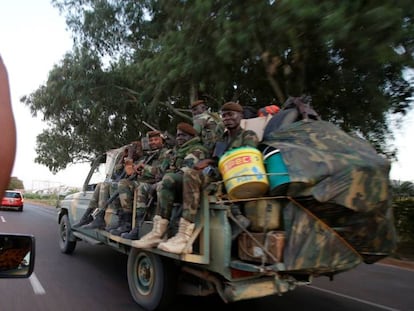 Una mujer saluda a militares de un contingente africano a su llegada a Banyul, capital de Gambia, el 22 de enero de 2017. 