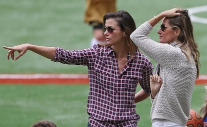 Bridget Moynahan y Gisele Bündchen en 2014 durante un partido en el que participaba John, el hijo que tuvo la actriz con Tom Brady.