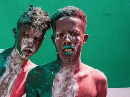 Dos participantes en el aniversario de la independencia de Somalilandia.  
