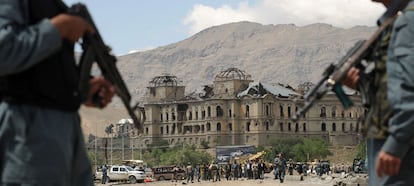 Soldados inspeccionan el lugar del atentado, próximo al ya derruido Palacio Darulaman de Kabul.