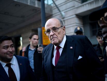 Rudy Giuliani sale de la corte en Washington, este 15 de diciembre.