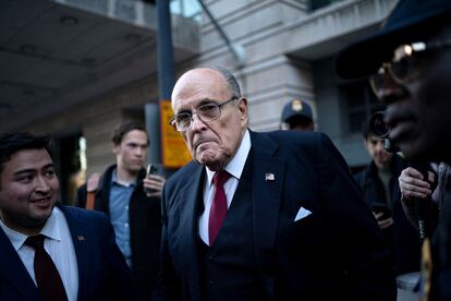 Rudy Giuliani sale de la corte en Washington, este 15 de diciembre.