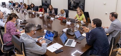 Imagen de la reunión del secretario de Estado de Seguridad Social, Borja Suárez (presidiendo la mesa) con los representantes de patronal y sindicatos para arrancar la segunda fase de la reforma de pensiones.