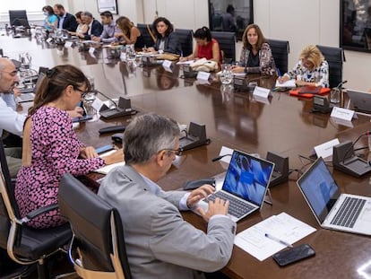 Imagen de la reunión del secretario de Estado de Seguridad Social, Borja Suárez (presidiendo la mesa) con los representantes de patronal y sindicatos para arrancar la segunda fase de la reforma de pensiones.